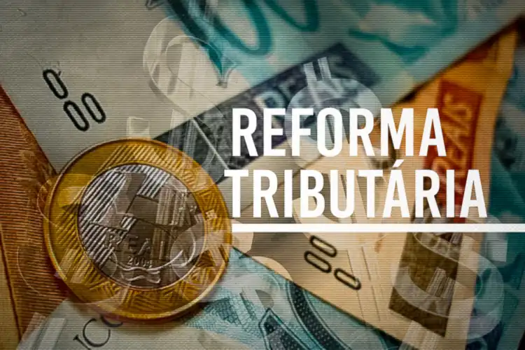 Arte com a inscrição Reforma Tributária sobre moeda de um real e cédulas